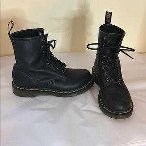 Dr. Martens Doc Martins Black Leather Air Wair Boots Yellow Stitching Size 7